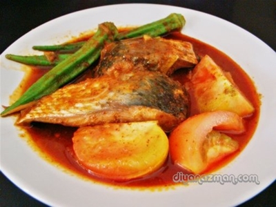 masak asam pedas ikan dengan tomato dan kacang bendi