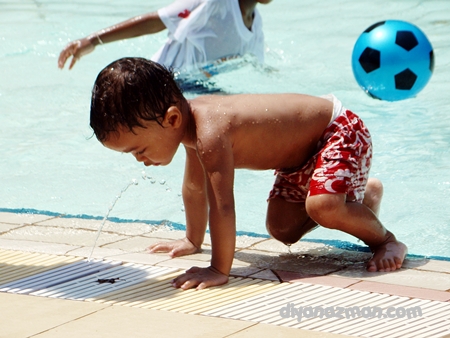 miki at the pool