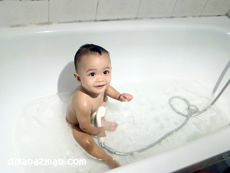bath tub baby