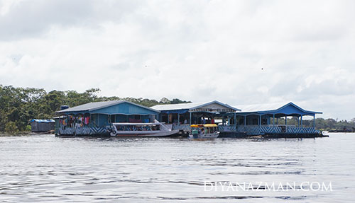 floating market at rio solimoes