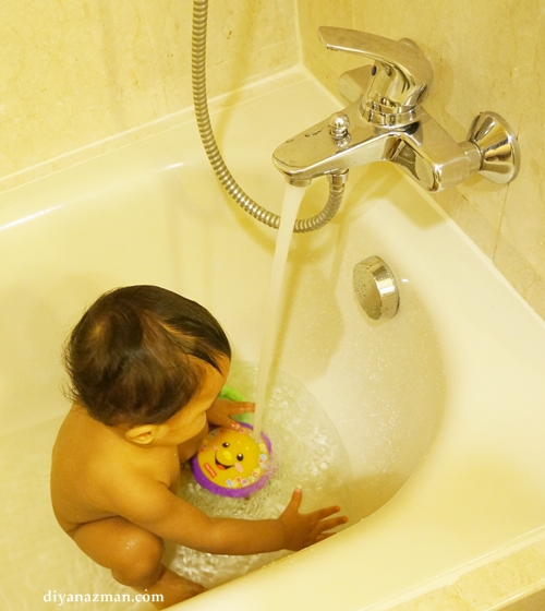 baby bathing with waterproof toys by fisher-price. bathtime bongos