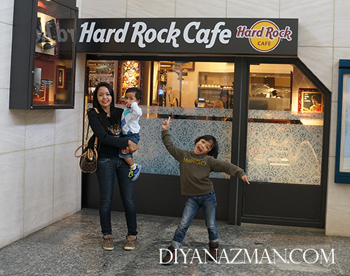 Diyana and Miki Hard Rock Cafe Tokyo