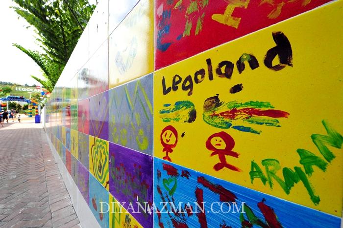 02 LEGOLAND Malaysia Resort mural display featuring 725 children's hand paintings